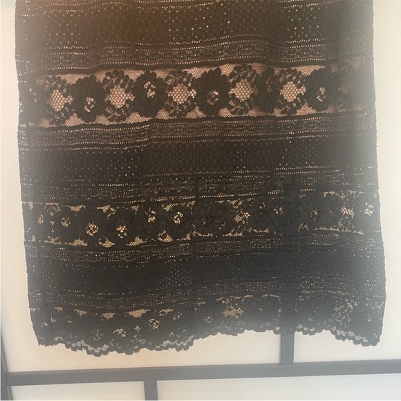 H&M lace midi pencil skirt. Small - Picture 5 of 13